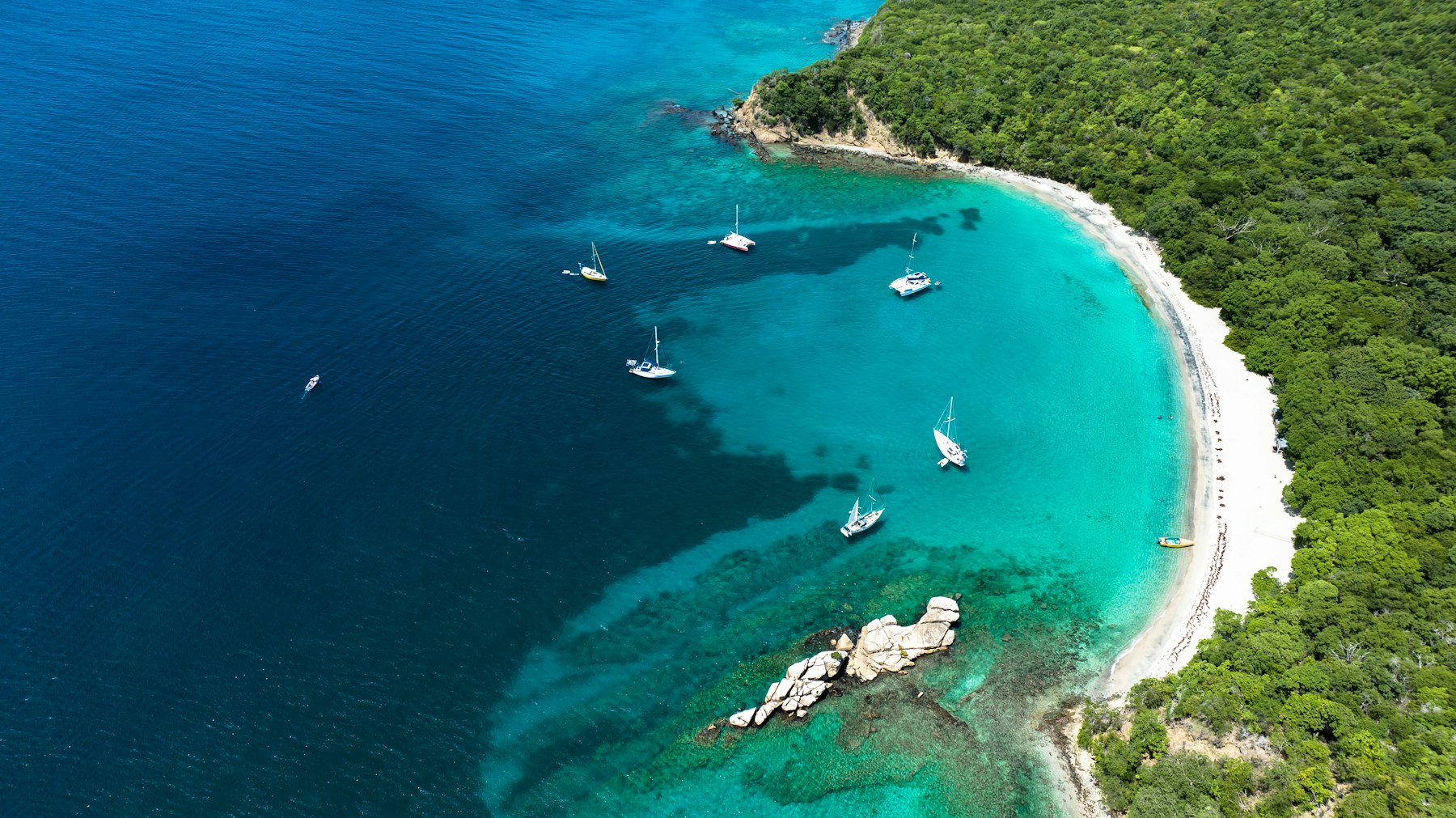 Baie turquoise avec bateaux au mouillage