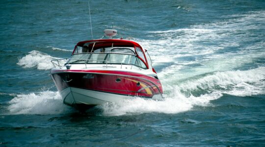 Bateau rigide en navigation