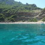 Crique aux eaux turquoise accessible en bateau