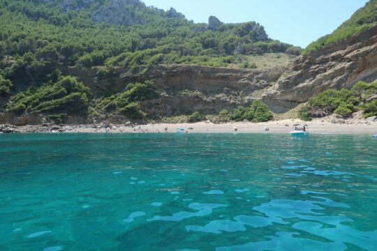 Crique aux eaux turquoise accessible en bateau