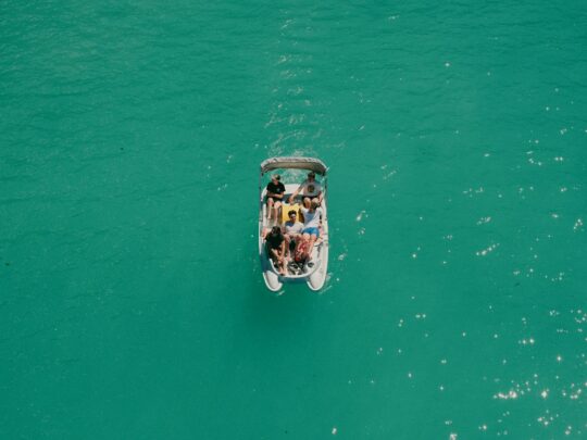 Bateau sans permis vu du ciel