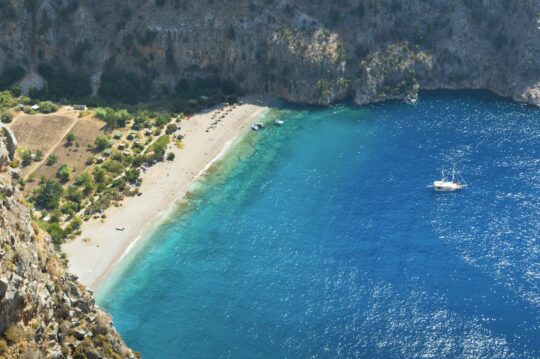 Plage accessible en bateau