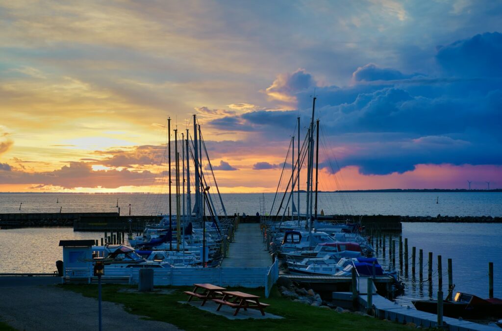 Le port de [Votre Ville] au coucher du soleil