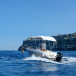 Quicksilver en navigation le long des falaises