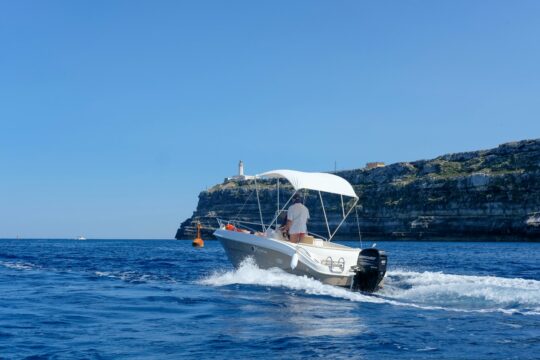 Quicksilver en navigation le long des falaises