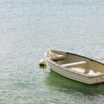 Bateau sans permis au mouillage