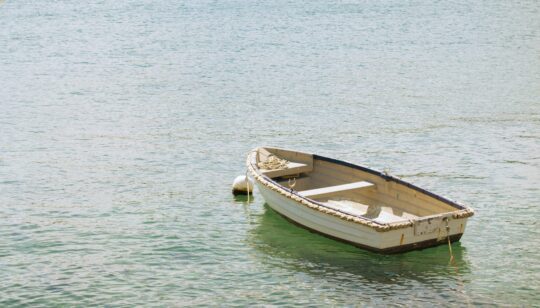 Bateau sans permis au mouillage