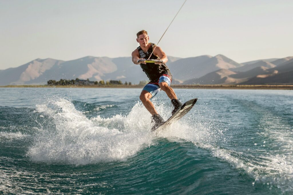 Wakeboard derrière un bateau